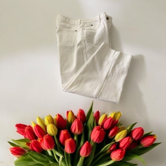 Chicos white jean capris Premium brand size one in excellent condition 5… - Picture 1 of 16